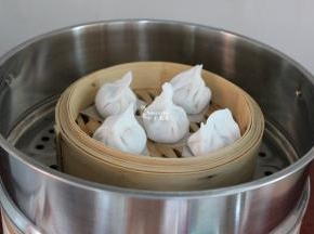 清水煮沸，隔水放入蒸笼，盖上盖子，蒸12分钟；