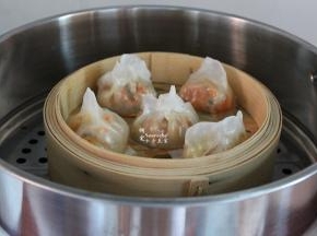饺子蒸好，晶莹剔透，香味扑鼻。