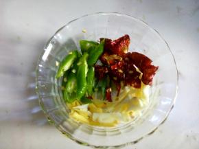 姜蒜辣椒切好备用。