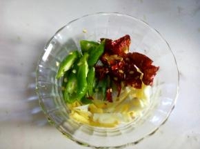 姜蒜辣椒切好备用。