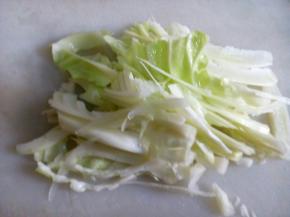 包菜梗拍碎切片好入味。