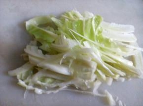 包菜梗拍碎切片好入味。