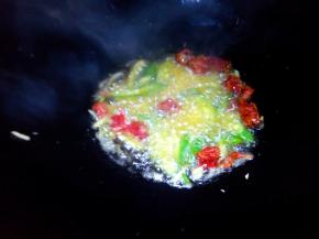 锅里放适量油烧热，放姜蒜辣椒炒出香味。