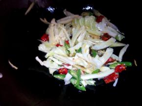 先放包菜梗下锅炒一分钟。