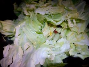 然后再放包包菜翻炒。