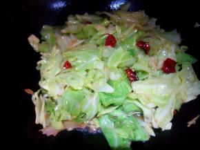 放上述调味料炒匀，最后倒入水淀粉，收汁出锅。