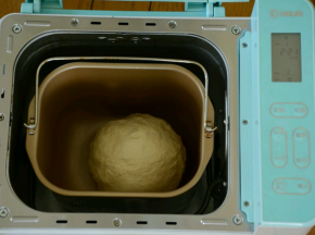 除黄油，葡萄干以外的材料，先液体后干粉的顺序放入面包桶。选择和面功能15分钟，待面团揉至表面光滑.