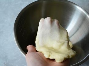 加入切小块的黄油，继续选择和面功能10分钟，直至黄油完全揉至面团中，面团出膜。