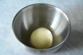 面团发酵至两倍大。