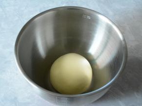 面团发酵至两倍大。