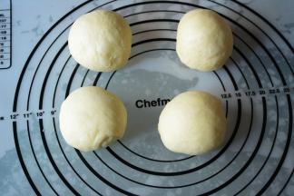 发酵好之后排气分成四等份。