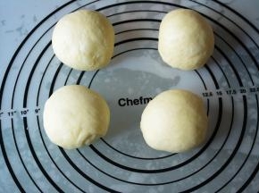 发酵好之后排气分成四等份。