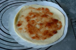 接着涂抹适量的果酱，留1cm不涂抹果酱。