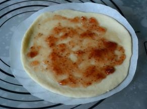 接着涂抹适量的果酱，留1cm不涂抹果酱。