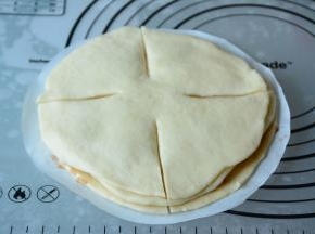 用锋利的刀在重叠好的面皮上平等的切成四等份，注意中间不隔断。