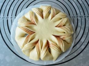 相邻的两份对扭在一起。