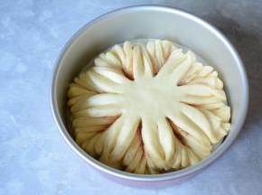 放入模具发酵至两倍大。