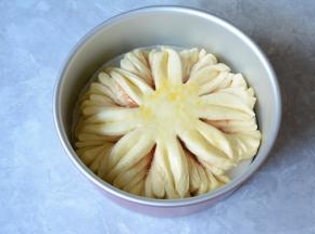 烤箱预热170度。在面包表面刷上一层蛋液。