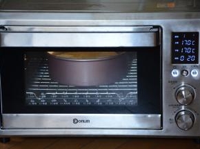 烤箱170度烘烤23分钟，上色后加盖锡纸。