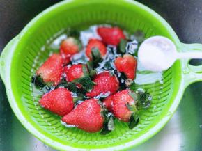 加入少量盐浸泡15分钟。