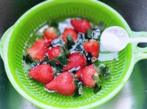 加入少量盐浸泡15分钟。