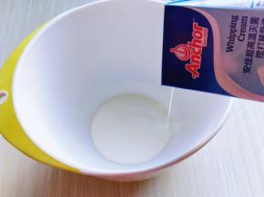 淡奶油倒入一个比较深的器具中。