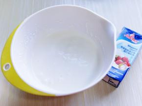 加入白砂糖，启动电动打蛋器，低速打发至黏稠状态。