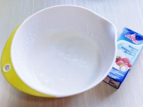 加入白砂糖，启动电动打蛋器，低速打发至黏稠状态。