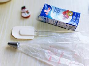 准备裱花嘴裱花袋。如图。