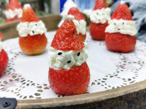 再给圣诞老人戴顶帽子，挤上一点打发的淡奶油即可哈！