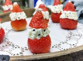 再给圣诞老人戴顶帽子，挤上一点打发的淡奶油即可哈！