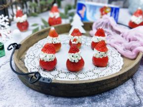 他们坐在雪橇上。