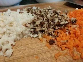 肉切丁加生抽盐糖腌制，藕、胡萝卜、香菇切丁