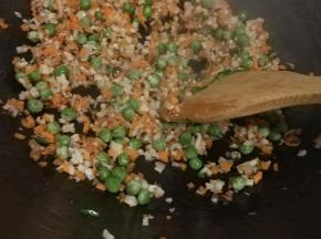 倒入适量油下锅先将肉炒熟，接着放入藕丁、胡萝卜丁、香菇丁、豌豆
