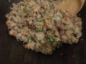 所有食材混合加入盐、糖、生抽、耗油煸炒