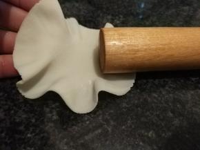 买来的饺子皮可以像这样用擀面杖把边缘擀薄