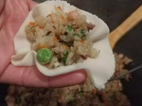 包入炒好的糯米饭