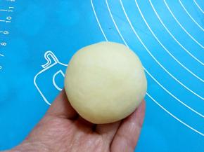 取一面团揉匀揉圆