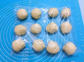 分成12份相同大小的面团，盖上保鲜膜醒发15分钟