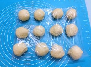 分成12份相同大小的面团，盖上保鲜膜醒发15分钟