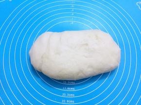 取出面团按压排气揉均匀