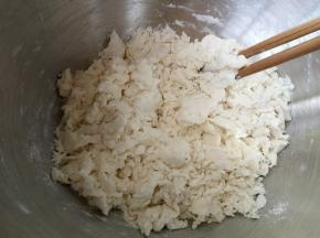 用筷子搅成絮状