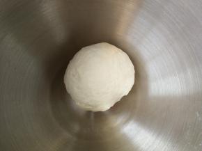 和成光滑的面团，加盖保鲜膜松弛半小时