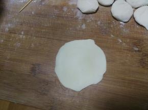 取一个小剂子，擀成圆形