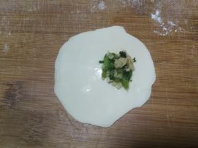 如图在圆形面片的右半部分放上馅料