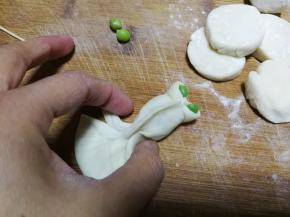 最后用拇指和食指在金鱼肚子和尾巴的交界处对捏一下，金鱼尾巴就变得立体起来了！