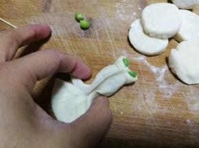 最后用拇指和食指在金鱼肚子和尾巴的交界处对捏一下，金鱼尾巴就变得立体起来了！