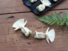 两只小金鱼在打招呼呢！