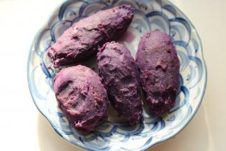 紫薯蒸熟去皮。