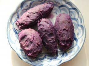 紫薯蒸熟去皮。